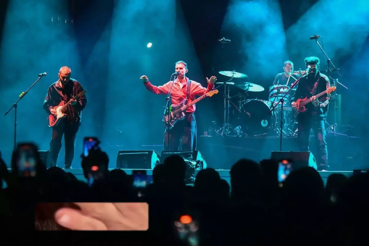 adamlar grubu faaliyetlerine ara verdi FArjAwAz