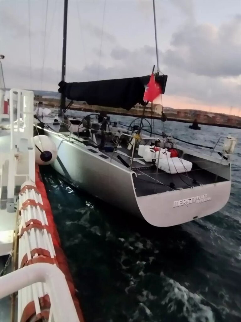 canakkale bogazinda suruklenen tekne kurtarildi w2zwSj8J