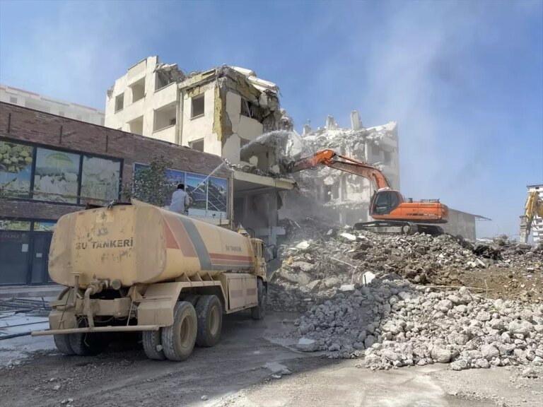 kahramanmarasta depremzedeler icin yikim devam ediyor UmBCjHqV