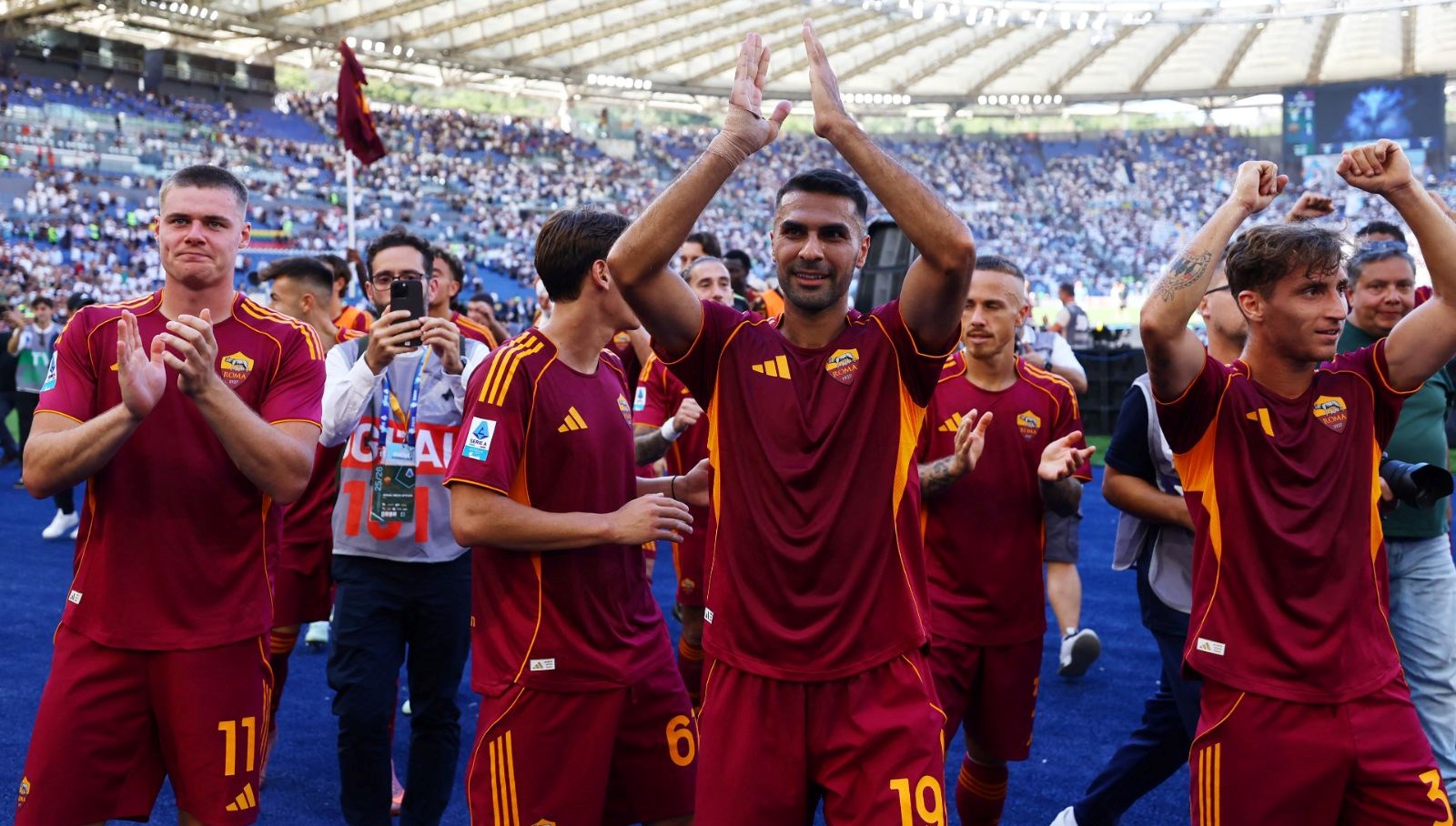 zeki celik oynadi roma iki kirmizi kartin ciktigi derbide lazioyu devirdi 8W61cl4a