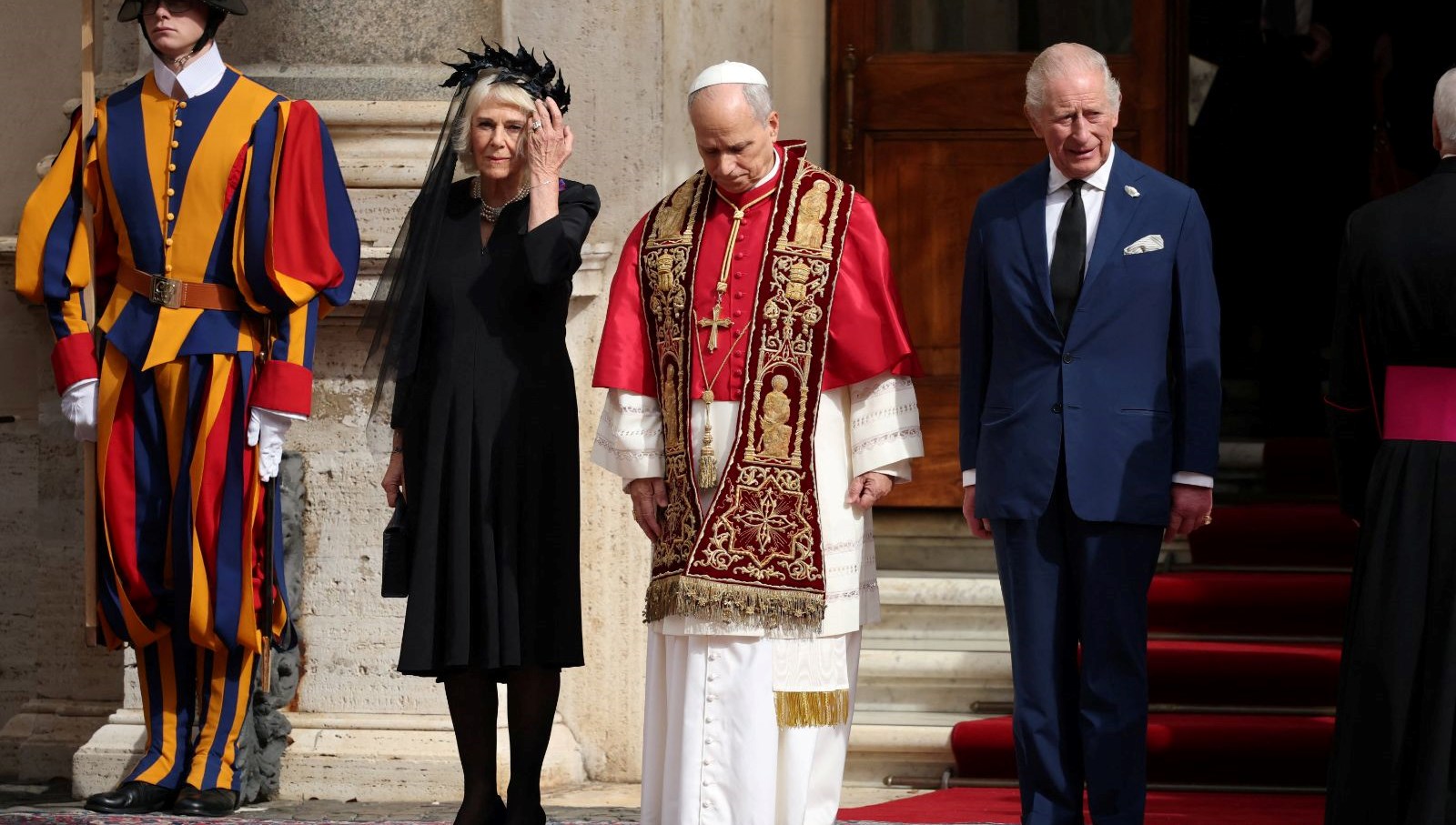 500 yil sonra ilk ingiltere krali charles ve papa leo birlikte dua etti Sg4B5iRt.jpg