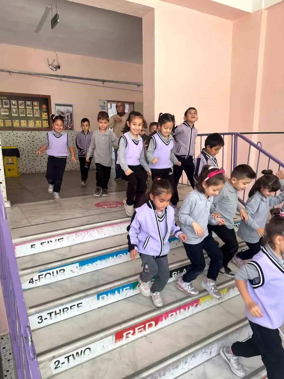 cumhuriyet ilkokulunda afet tatbikati gerceklestirildi 1TbD22gK.jpg