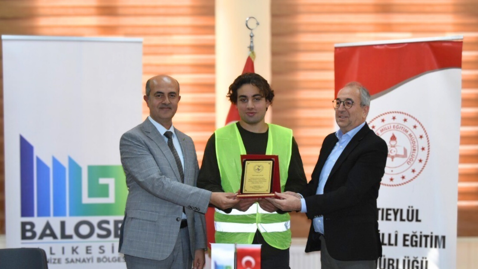 lise ogrencisi demir okula ruzgar turbini ve gunes paneli kurdu 7OD9C7xg.jpg