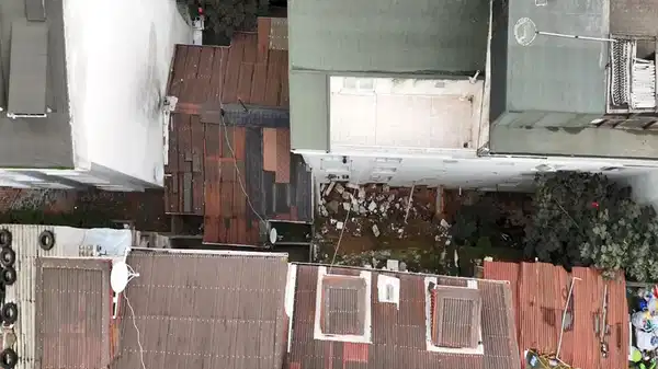 istanbul arnavutkoyde istinat duvari yikildi 2 bina tahliye edildi exfRS4xw.jpg