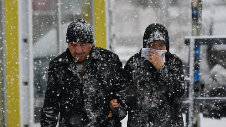 meteorolojiden-turuncu-ve-sari-kodlu-uyari-bazi-illere-kar-sel-yildirim-hortum-ve-tipi-alarmi-P6zzzwEh.jpg