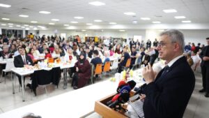 bakan-memisoglu-saglik-calisanlariyla-iftarda-bir-araya-geldi-QgtefiFD.jpg