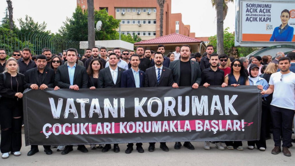 chp-genclik-kollarindan-23-nisan-yuruyusu-okul-saldirilarina-karsi-seslendiler-lEx3wkMp