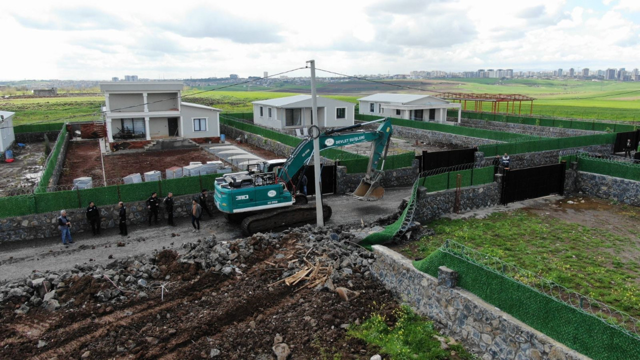 Diyarbakır’da Kaymakamlıktan Kaçak Villalara Sıkı Denetim ve Yıkım