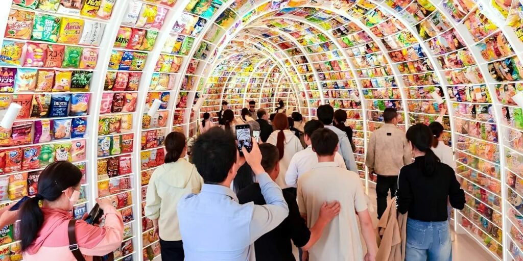 dunyanin-en-buyuk-atistirmalik-magazasi-70-farkli-ulkeden-35-binden-fazla-cesit-burada-satiliyor-wYUBITz3