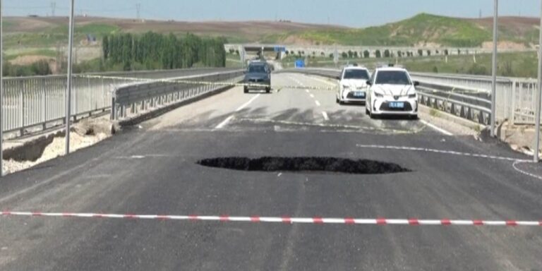 onarilan-yol-8-gun-dayanabildi-10-metrelik-cukur-olustu-VDytGfU5