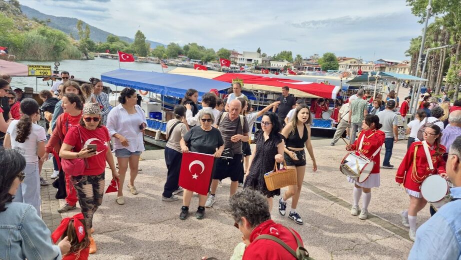 Dalyan Kanalı’nda 19 Mayıs Kutlamaları: Teknelerde Bando Takımı Eşliğinde Coşku Doruğa Ulaştı