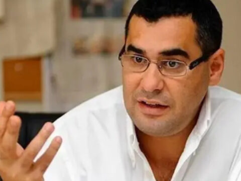 Enver Aysever’in Yeni Eseri: “Kurtarılmış Duygular”