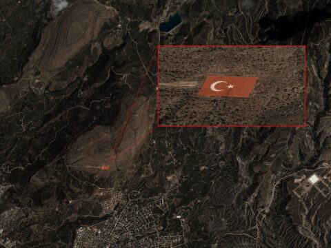 GÖKTÜRK-1 Uydusu ile Torosların Zirvesindeki Türk Bayrağı Görüntülendi
