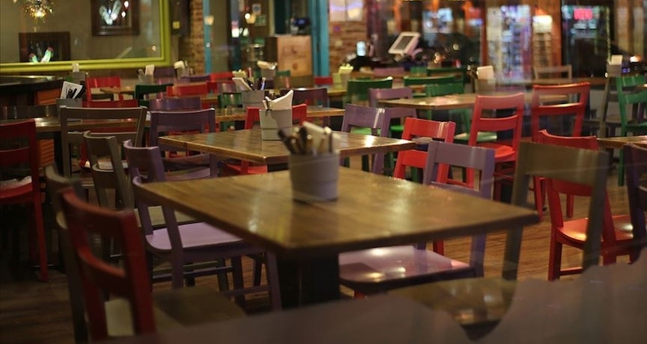 o-restoran-musterilerinden-kusma-ucreti-alacak-htT9KYLz
