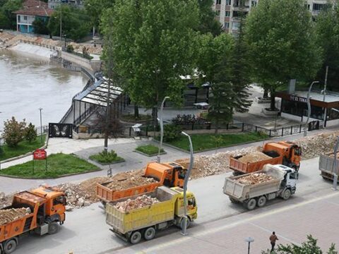 İki İlde Taşkın Riski: Okullar Tatil Edildi ve Bölgeler Tahliye Ediliyor