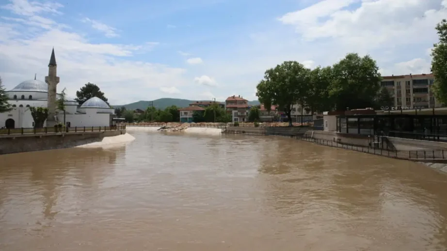 Turhal’da Yeşilırmak Nehri Taşkın Riski: Evler ve İş Yerleri Tahliye Ediliyor