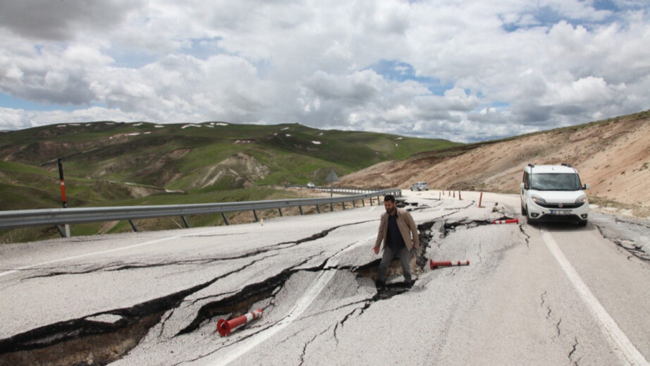 Ahlat-Malazgirt Kara Yolu Zemin Kayması Nedeniyle Ulaşıma Kapandı