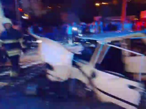 Kirmizi isikta bekleyen otomobile carpti 24 yasindaki surucu hayatini kaybetti AmDUa21e