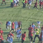 Mersindeki futbol macinda saha karisti tekme tokat birbirlerine girdiler cWMOXKEj