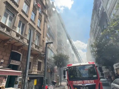 Nisantasinda 7 katli binada yangin panigi SePcHjGT